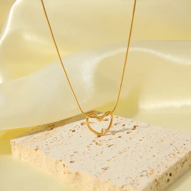 MINIMAL GOLDEN HEART NECKLACE