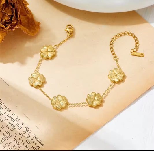 GOLDEN FOUR LEAF CLOVER BRACELET