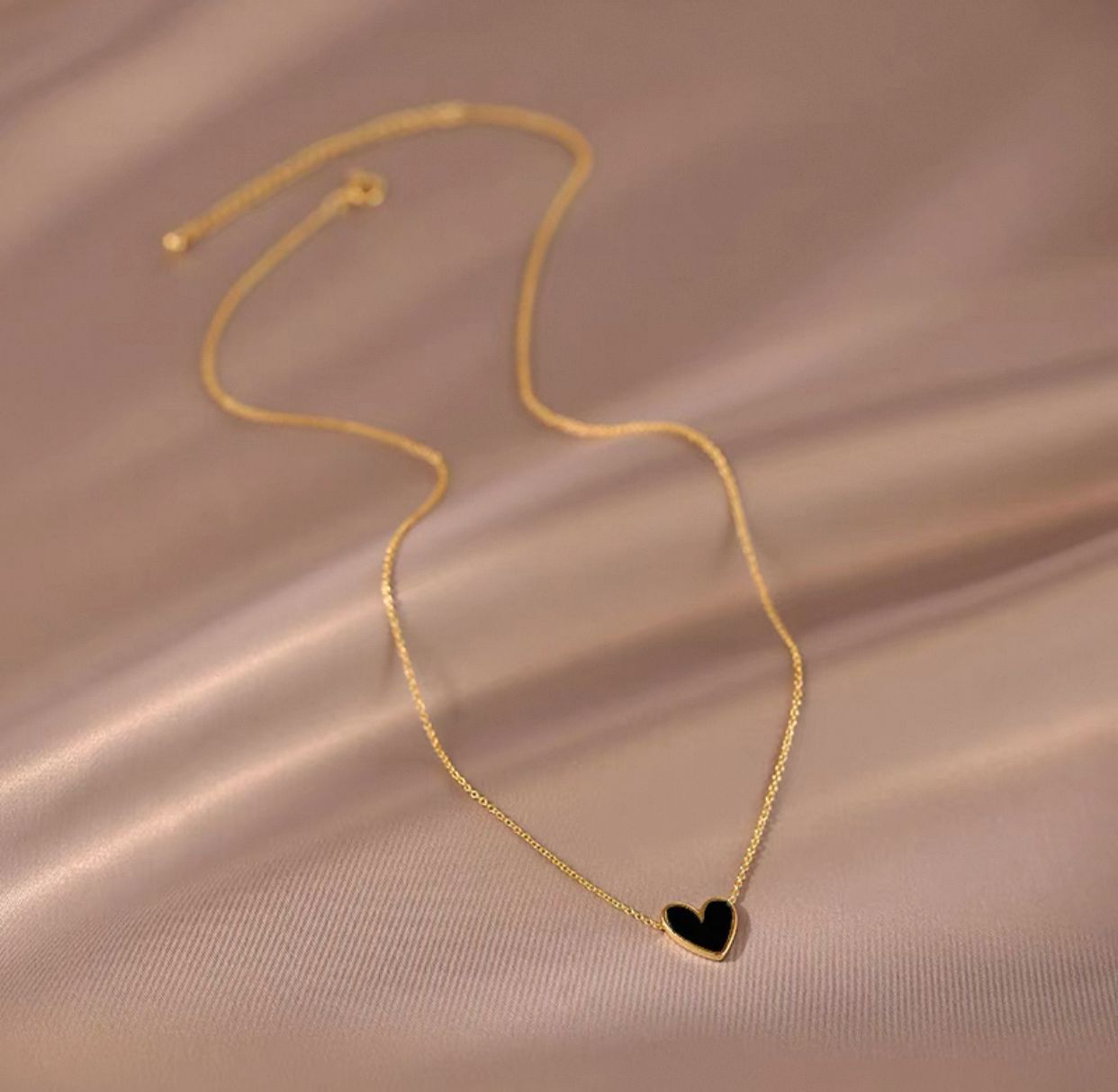 MINIMAL BLACK HEART NECKLACE