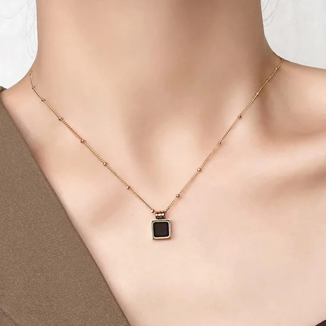 LUXE SQUARE PENDANT NECKLACE