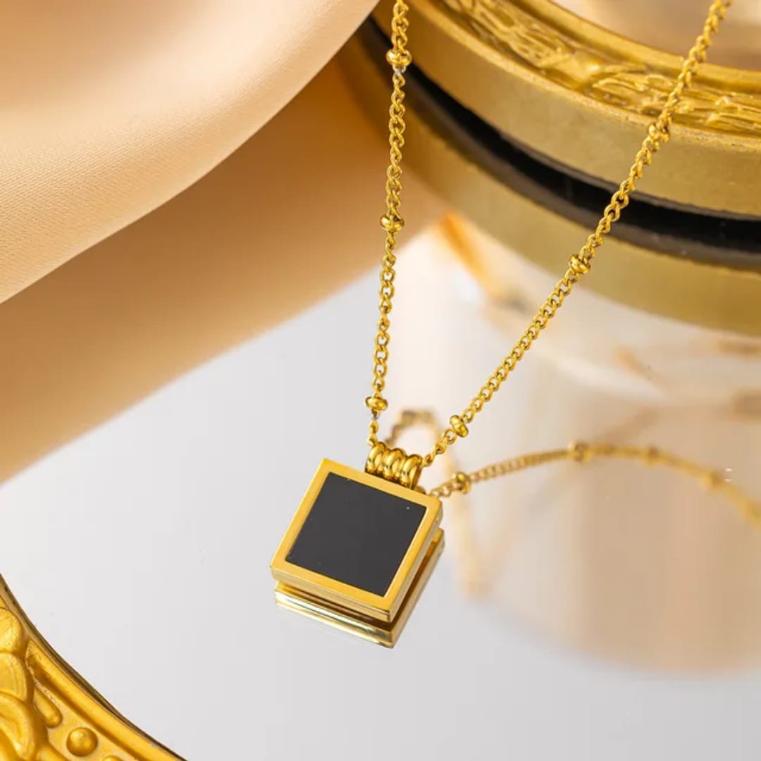 LUXE SQUARE PENDANT NECKLACE